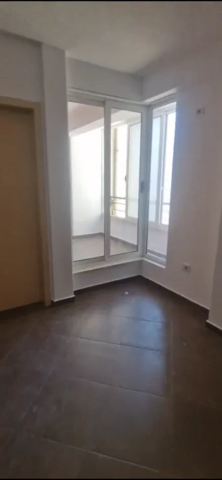 Tirane, jepet me qera apartament 1+1+Ballkon Kati 6 74 m² 300 € (Fratari prane Spar)