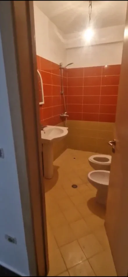 Tirane, jepet me qera apartament 1+1+Ballkon Kati 6 74 m² 300 € (Fratari prane Spar)