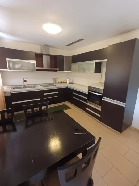 APARTAMENT 2+1 ME QIRA  650 € (ISH EKSPOZITA)