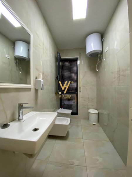 Tirane, jepet me qera zyre Kati 1, 317 m² 4.600 € (RRUGA E BARRIKADAVE)