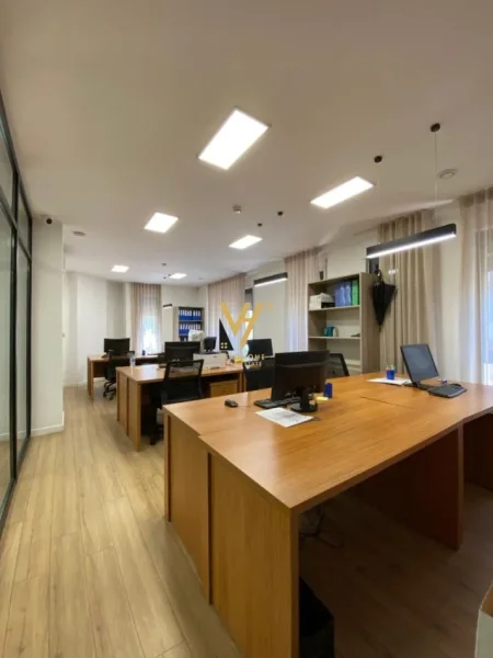 Tirane, jepet me qera zyre Kati 1, 317 m² 4.600 € (RRUGA E BARRIKADAVE)