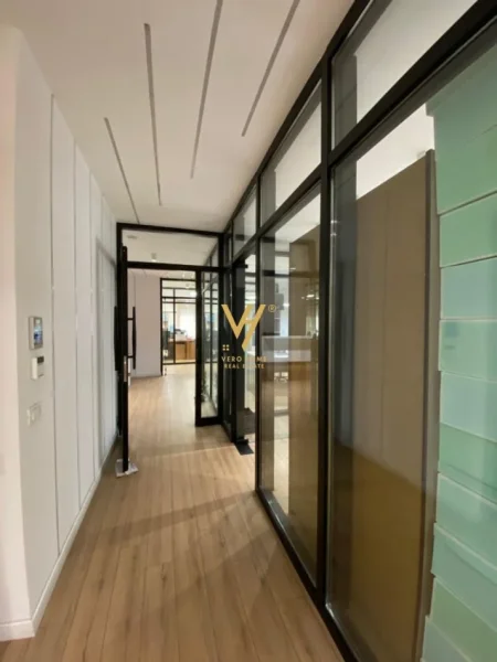 Tirane, jepet me qera zyre Kati 1, 317 m² 4.600 € (RRUGA E BARRIKADAVE)