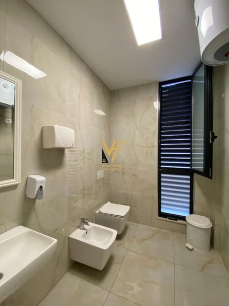 Tirane, jepet me qera zyre Kati 1, 317 m² 4.600 € (RRUGA E BARRIKADAVE)