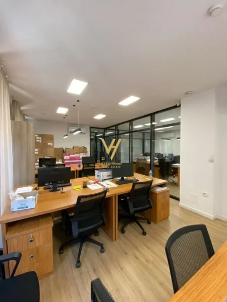 Tirane, jepet me qera zyre Kati 1, 317 m² 4.600 € (RRUGA E BARRIKADAVE)