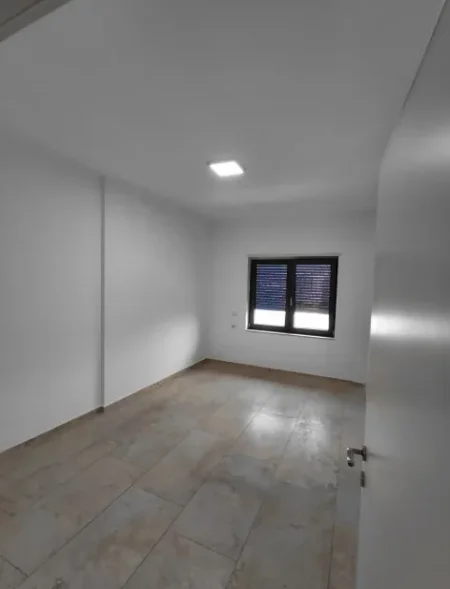 Tirane, jepet me qera ambjent biznesi Kati 5, 131 m² 1.300 € (Ringu, Zogu i Zi)