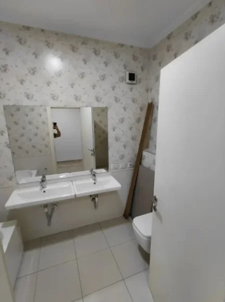 Tirane, jepet me qera ambjent biznesi Kati 5, 131 m² 1.300 € (Ringu, Zogu i Zi)