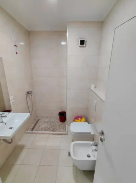 Tirane, jepet me qera ambjent biznesi Kati 5, 131 m² 1.300 € (Ringu, Zogu i Zi)