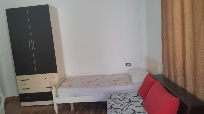Tirane, jepet me qera garsonier Kati 1, 210 € (Rruga Jordan Misja)