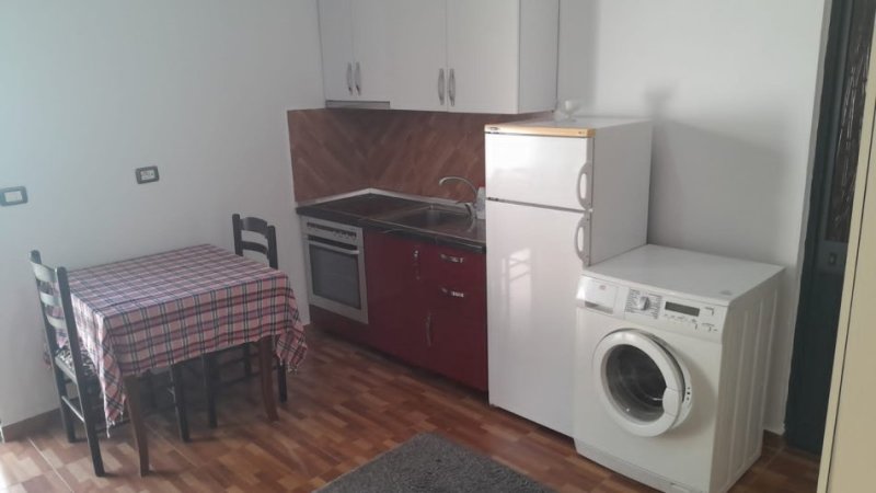 Tirane, jepet me qera garsonier Kati 1, 210 € (Rruga Jordan Misja)