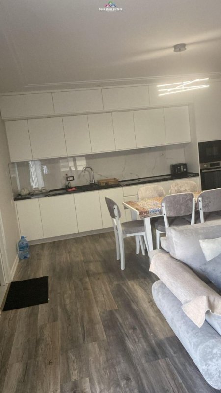 Tirane, jepet me qera apartament 2+1 Kati 2, 100 m² 800 € (porcelan)