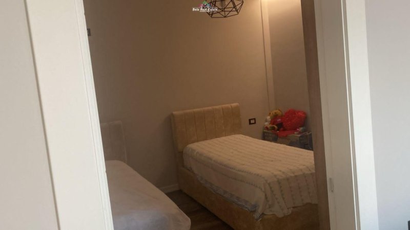Tirane, jepet me qera apartament 2+1 Kati 2, 100 m² 800 € (porcelan)