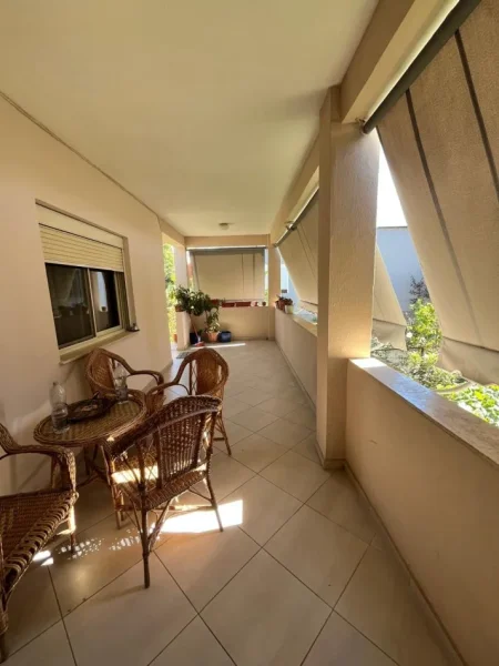 Tirane, jepet me qera shtepi 3+1+Ballkon Kati 1, 700 € (Rruga Nazmi Rushiti)