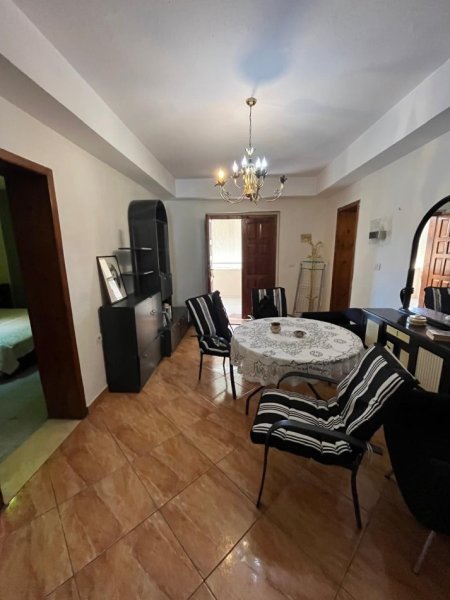 Tirane, jepet me qera shtepi 3+1+Ballkon Kati 1, 700 € (Rruga Nazmi Rushiti)