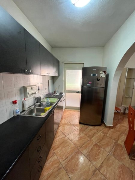 Tirane, jepet me qera shtepi 3+1+Ballkon Kati 1, 700 € (Rruga Nazmi Rushiti)