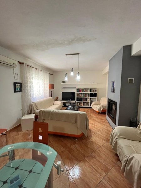 Tirane, jepet me qera shtepi 3+1+Ballkon Kati 1, 700 € (Rruga Nazmi Rushiti)