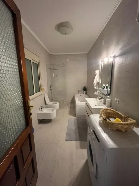 Tirane, jepet me qera shtepi 3+1+Ballkon Kati 1, 700 € (Rruga Nazmi Rushiti)