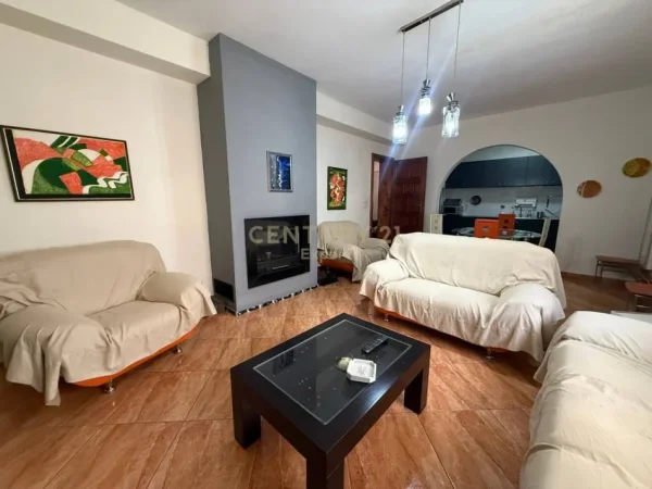 Tirane, jepet me qera apartament 3+1 Kati 2, 300 m² 800 € (Brryli)