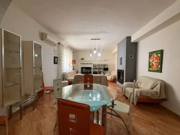 Tirane, jepet me qera apartament 3+1 Kati 2, 300 m² 800 € (Brryli)