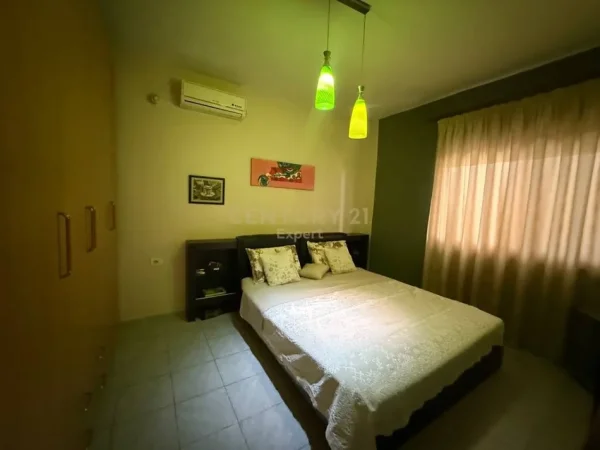 Tirane, jepet me qera apartament 3+1 Kati 2, 300 m² 800 € (Brryli)