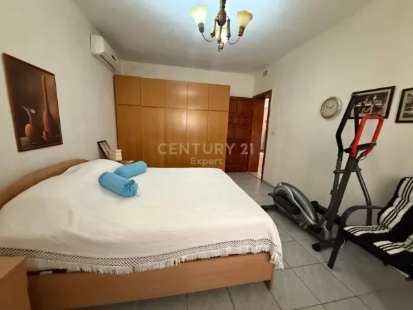 Tirane, jepet me qera apartament 3+1 Kati 2, 300 m² 800 € (Brryli)
