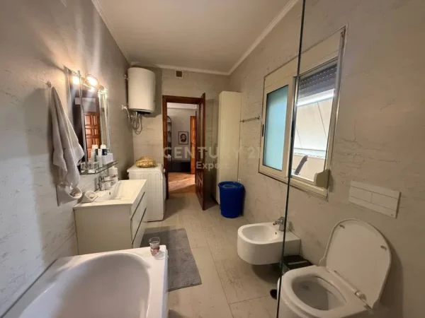 Tirane, jepet me qera apartament 3+1 Kati 2, 300 m² 800 € (Brryli)