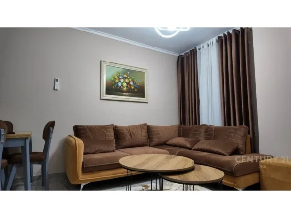 Tirane, jepet me qera apartament 1+1 Kati 6, 62 m² 650 € (Brryli , Shkolla e Kuqe)