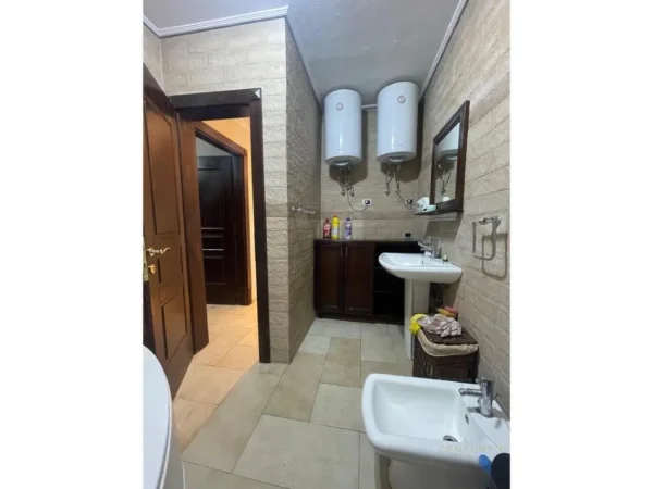 Tirane, jepet me qera apartament 3+1 Kati 9, 110 m² 900 € (Liqeni)