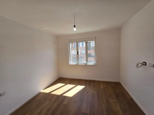 Tirane, shitet apartament 2+1 Kati 4, 77 m² 155.000 € (PRANE SHKOLLES 1 MAJ)