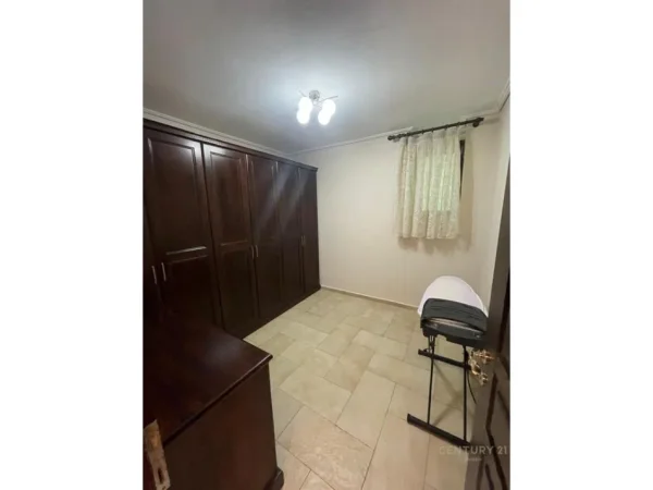 Tirane, jepet me qera apartament 3+1 Kati 9, 110 m² 900 € (Juridiku)