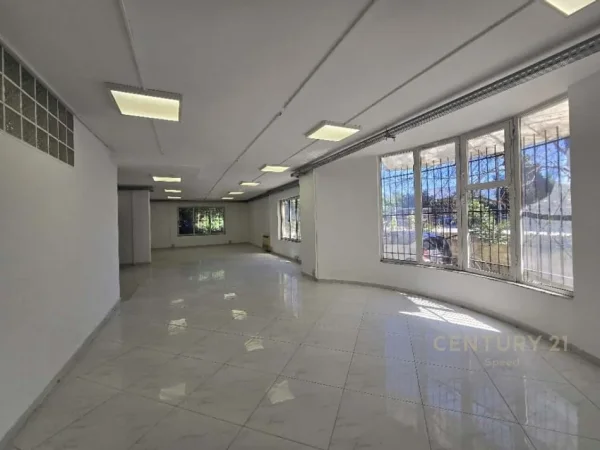 Tirane, jepet me qera ambjent biznesi Kati 0, 178 m² 1.500 € (Liqeni Tiranes)