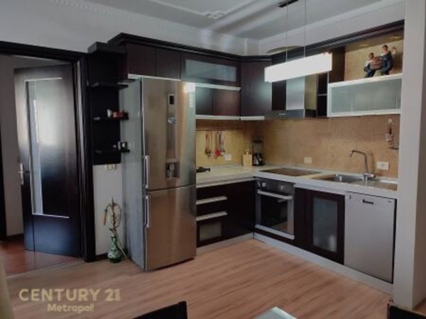 Tirane, jepet me qera apartament 2+1 Kati 5, 92 m² 850 € (Juridiku)