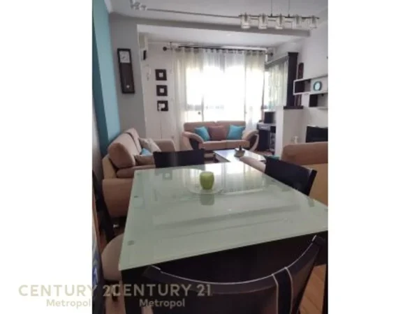 Tirane, jepet me qera apartament 2+1 Kati 5, 92 m² 850 € (Juridiku)