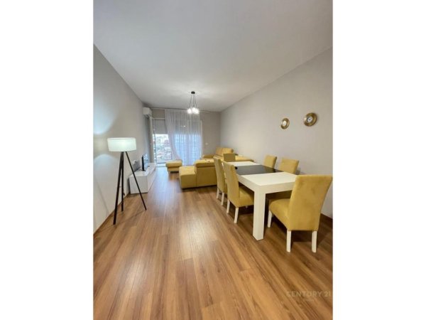 Tirane, jepet me qera apartament 3+1 Kati 8, 137 m² 800 € (Don Bosko)