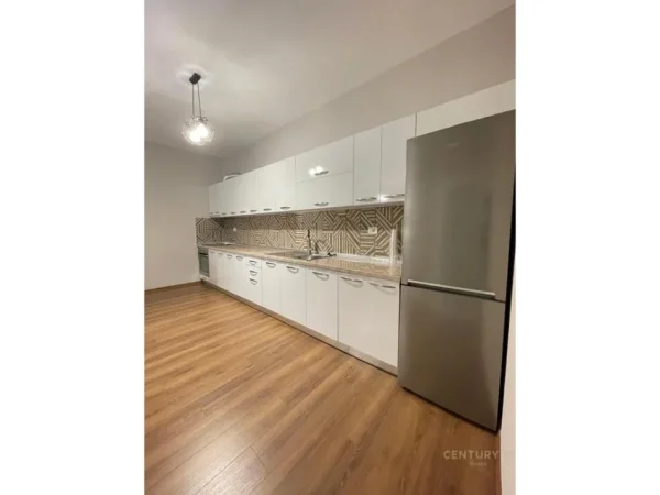 Tirane, jepet me qera apartament 3+1 Kati 8, 137 m² 800 € (Don Bosko)