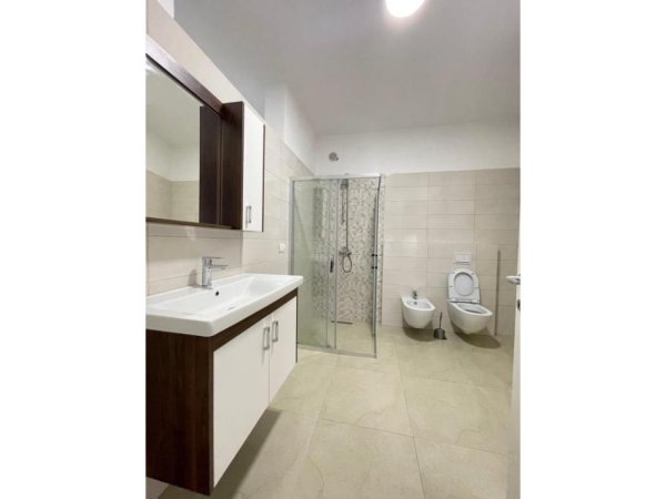 Tirane, jepet me qera apartament 3+1 Kati 8, 137 m² 800 € (Don Bosko)