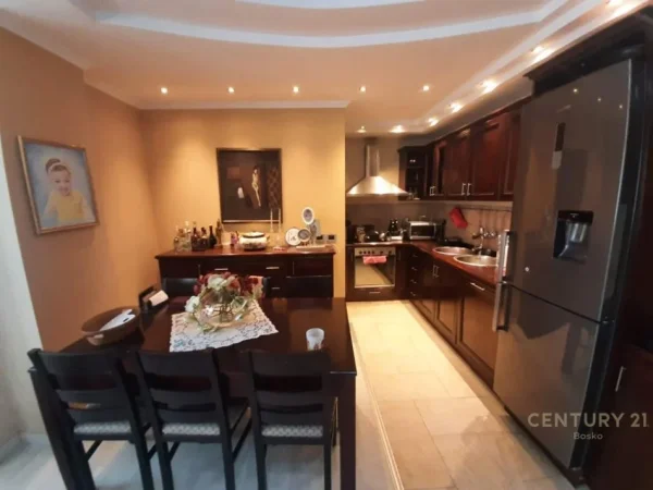 Tirane, jepet me qera apartament 3+1+Ballkon Kati 9, 110 m² 900 € (Liqeni artificial)