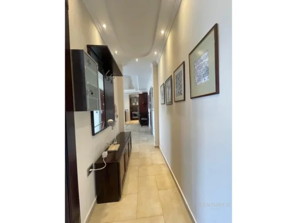 Tirane, jepet me qera apartament 3+1+Ballkon Kati 9, 110 m² 900 € (Liqeni artificial)