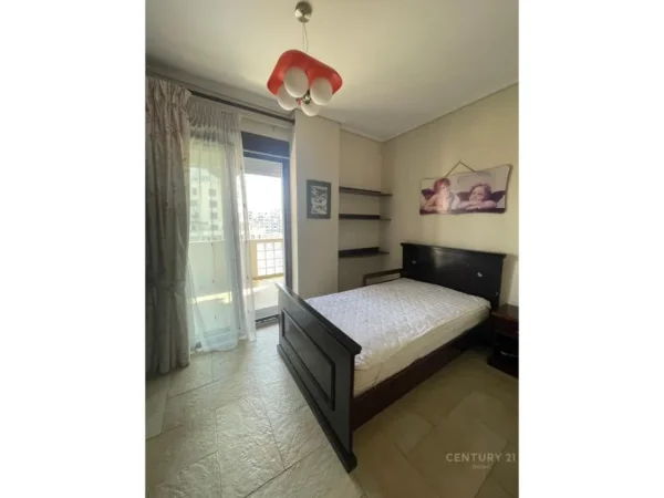 Tirane, jepet me qera apartament 3+1+Ballkon Kati 9, 110 m² 900 € (Liqeni artificial)