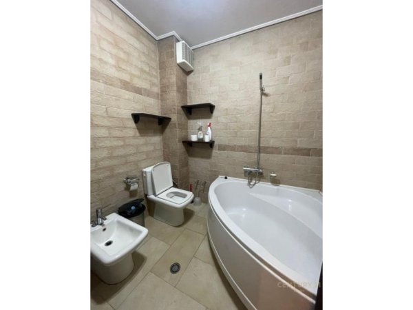 Tirane, jepet me qera apartament 3+1+Ballkon Kati 9, 110 m² 900 € (Liqeni artificial)