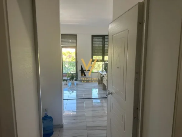 Tirane, jepet me qera zyre Kati 1, 134 m² 650 € (ALI DEMI)