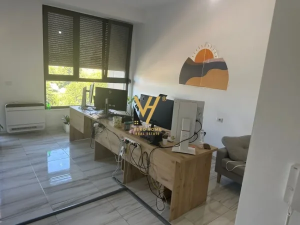 Tirane, jepet me qera zyre Kati 1, 134 m² 650 € (ALI DEMI)