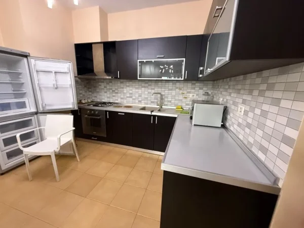 Tirane, jepet me qera apartament 2+1 Kati 3, 110 m² 850 € (Rruga Mustafa Matohiti/Rruga e Sales)