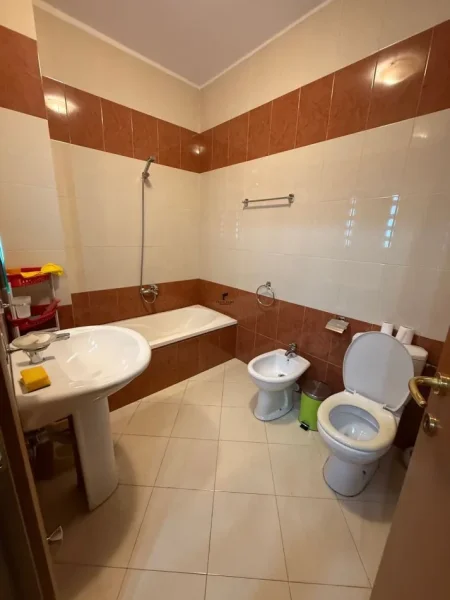 Tirane, jepet me qera apartament 2+1 Kati 3, 110 m² 850 € (Rruga Mustafa Matohiti/Rruga e Sales)