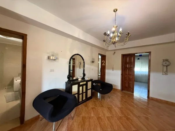 Tirane, jepet me qera apartament 2+1 Kati 2, 300 m² 800 € (Brryl)
