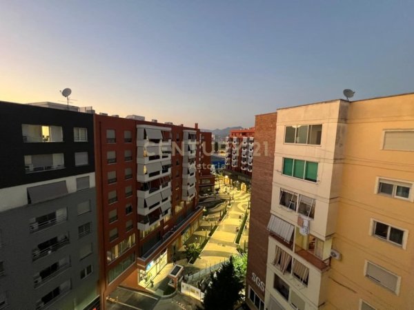Tirane, jepet me qera apartament 2+1 Kati 8, 105 m² 750 € (prane kompleksit Delijorgji)