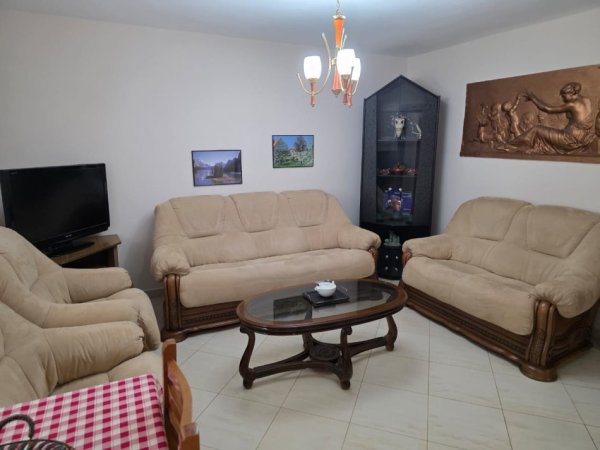 Tirane, jepet me qera apartament 2+1+Aneks+Ballkon Kati 4, 75 m² 600 € 