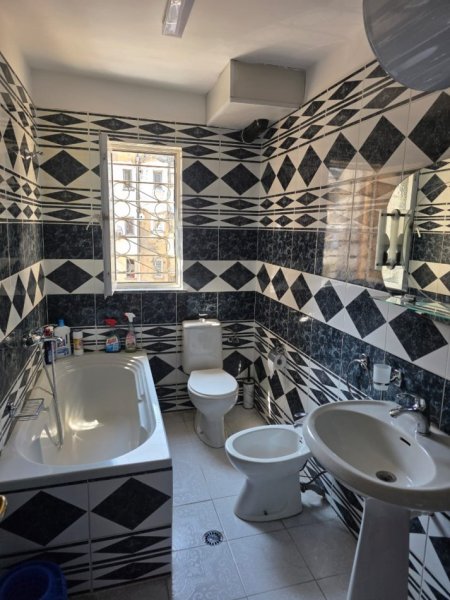 Tirane, jepet me qera apartament 2+1+Aneks+Ballkon Kati 4, 75 m² 600 € 