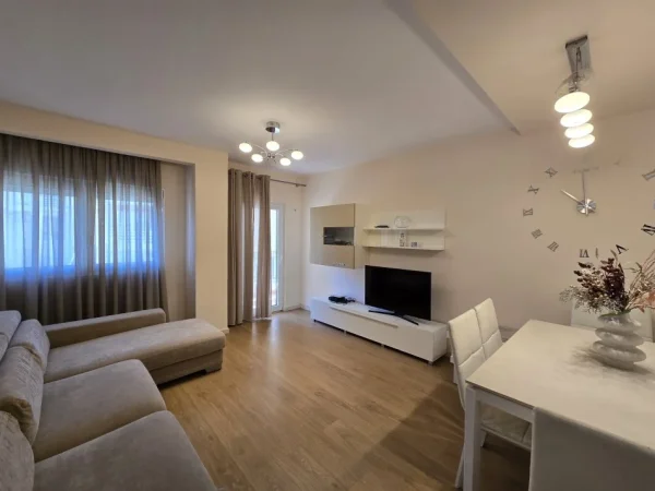 Tirane, jepet me qera apartament 1+1+Aneks+Ballkon , 72 m² 600 € (Komuna e Parisit)