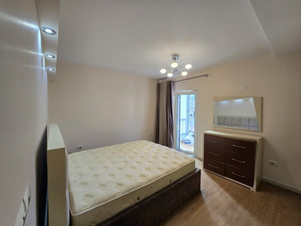 Tirane, jepet me qera apartament 1+1+Aneks+Ballkon , 72 m² 600 € (Komuna e Parisit)