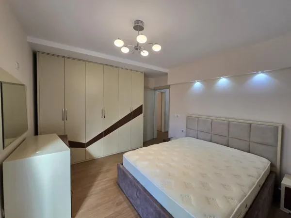 Tirane, jepet me qera apartament 1+1+Aneks+Ballkon , 72 m² 600 € (Komuna e Parisit)